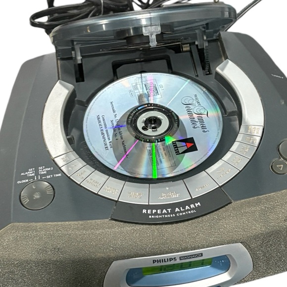 Philips Magnavox AJ3935 Compact Disc Clock Radio With Alarm - Picture 3 of 5